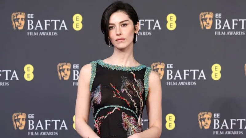 BAFTA Kırmızı Halısı: Hollywood Yıldızlarının Şıklık Yarışı ve Moda Trendleri
