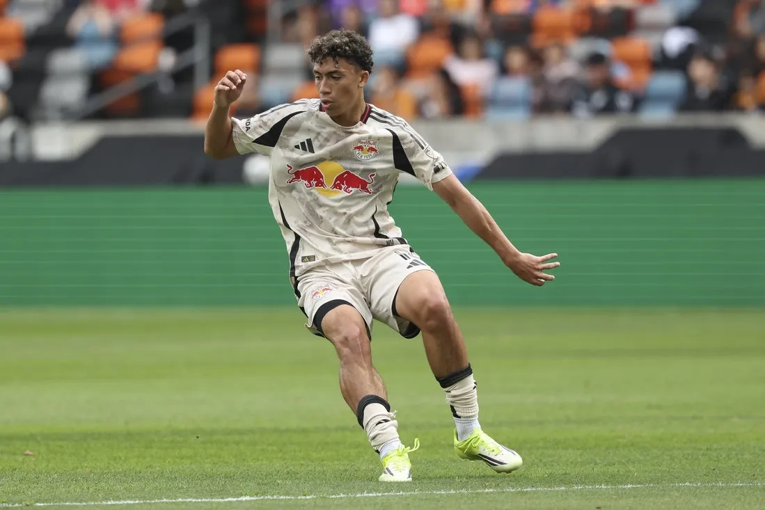 Julian Hall'un Yıldızlaştığı Başlangıç: New York Red Bulls Evinde Revs'i Ağırlıyor