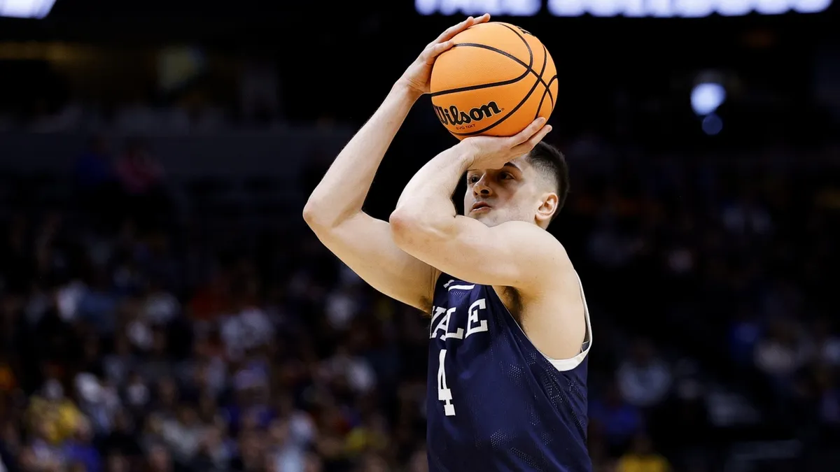 John Poulakidas Dallas Mavericks ile İki Yönlü Kontrat İmzalıyor