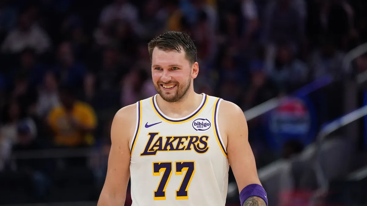 Luka Doncic'in Teknik Faul Sınırı: Lakers'ın Playoff Yarışında Kritik Tehlike