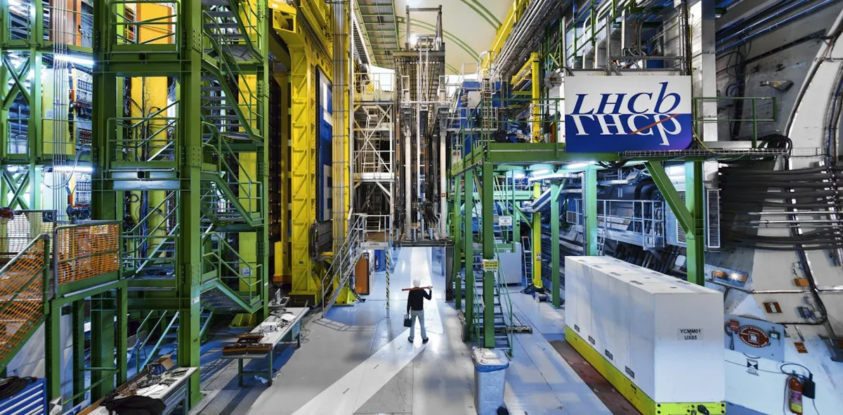 Büyük Hadron Çarpıştırıcısı'ndan Yeni Bulgular: Standart Modeli Sarsabilecek İpuçları
