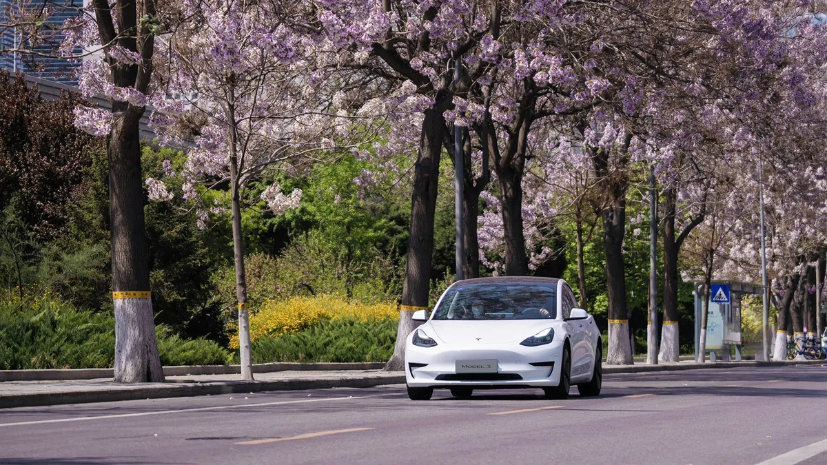 Tesla Cybercab Üretime Başlıyor: Yenilikçi Tasarım ve Seri Üretim Detayları