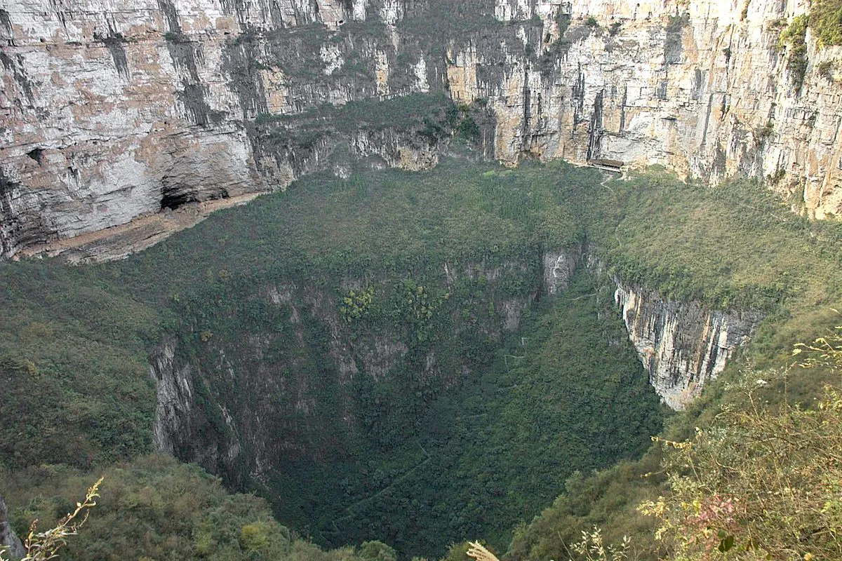 Dünyanın En Derin Obruğu: Xiaozhai Tiankeng'in Gizemli Ekosistemi