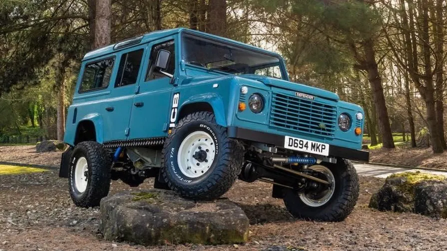 Land Rover Defender'a JCB Ekskavatör Motoru: Eşsiz Bir Güç Dönüşümü