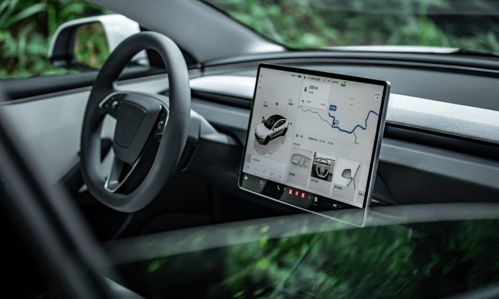 Tesla'nın Tam Kendi Kendine Sürüş Sistemi: Navigasyon Hataları Mercek Altında