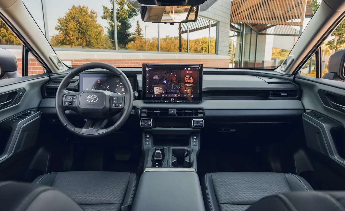 2026 Toyota RAV4 Hibrit: Yenilenen Teknolojisi ve Sürüş Asistanlarıyla Karşımızda
