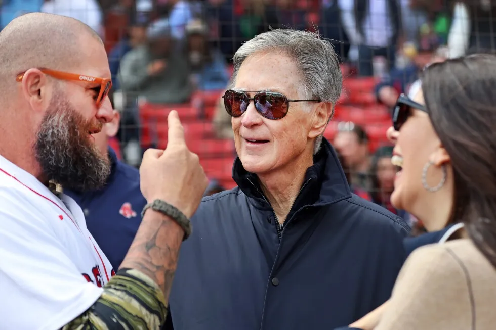Red Sox Taraftarlarından Sahaya Bannerlı Tepki: "Satın Takımı!"