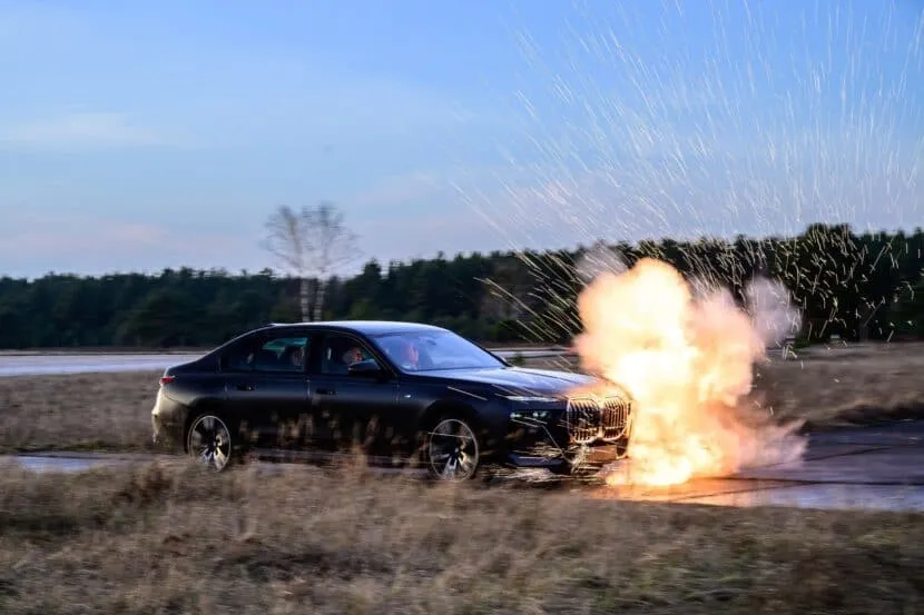 Kral Charles'ın Zırhlı Filosu: BMW 760i Protection ve Elektrikli i7 M70 İncelemesi