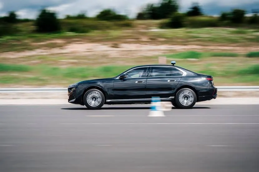 Kral Charles'ın Zırhlı Filosu: BMW 760i Protection ve Elektrikli i7 M70 İncelemesi