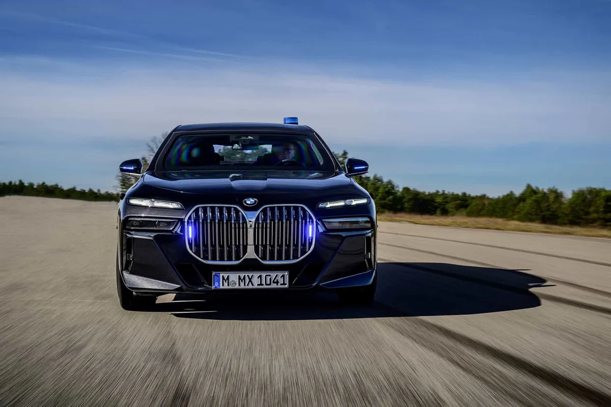 Kral Charles'ın Zırhlı Filosu: BMW 760i Protection ve Elektrikli i7 M70 İncelemesi