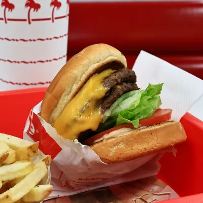 من أين يحصل مطعم In-N-Out على لحوم البقر الخاصة به؟