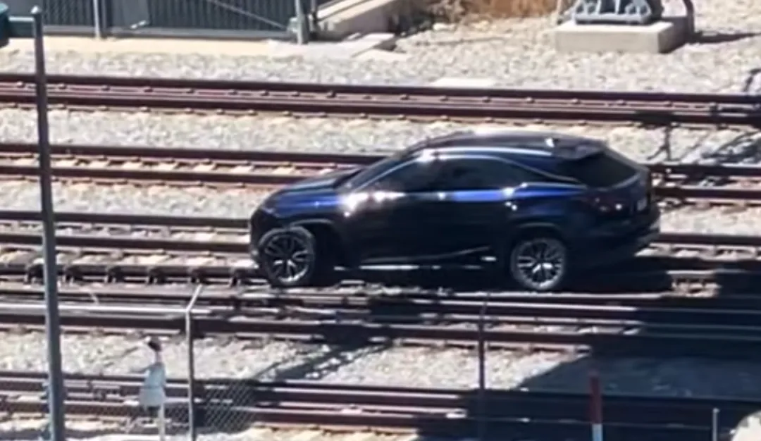 Lüks SUV, Tren Raylarında Feci Bir Kaza Geçirdi: İşte Detaylar
