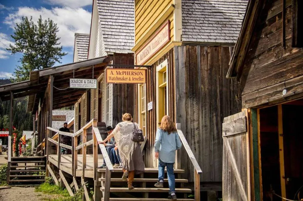 Barkerville Tarihi İşletmeleri Lhtako Dene Ulusu Yönetimine Geçti