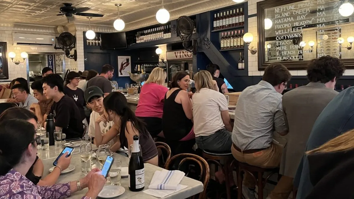 Boston'un Meşhur Deniz Ürünleri Restoranı: Neptune Oyster Beklemeye Değer Mi?