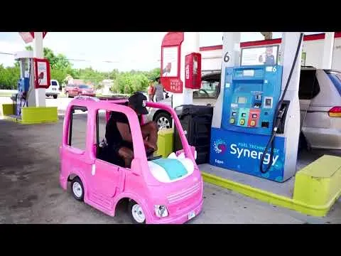 Yakıt Fiyatlarındaki Artış İnsanları Yaratıcı Çözümlere Yöneltiyor: Barbie Camper Dönüşümü İlham Veriyor