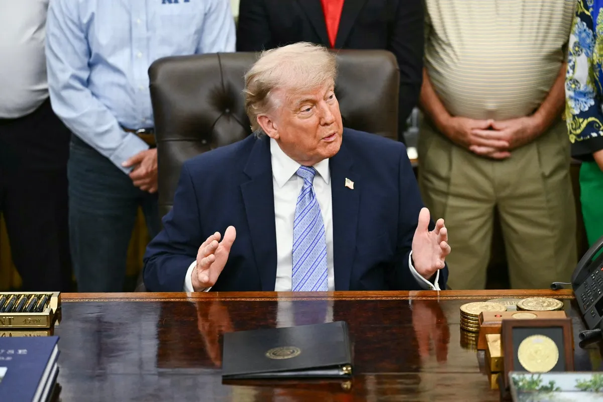 Oval Ofis'te Gündem Oldu: Trump'ın Yanındaki Adamın Göbek Deliği Sosyal Medyayı Salladı