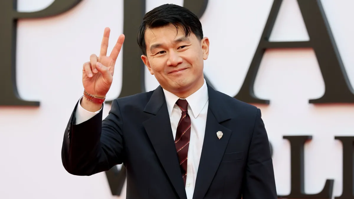 Ronny Chieng'den Yapay Zekaya Sert Tepki: 'Harvard Mezunları Alkışlarla Destekledi'