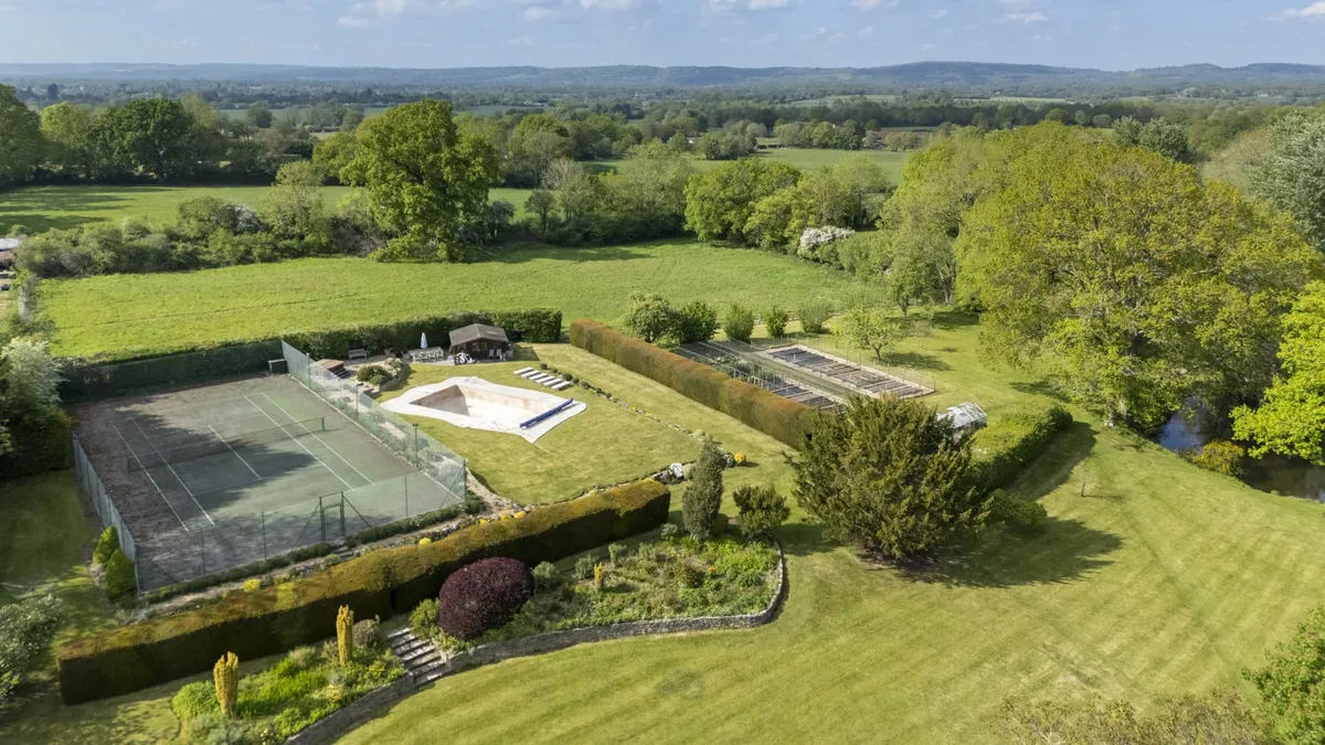 F1 Efsanesi John Surtees'in Eski Evi Satışa Çıktı: Fiyatı 3.5 Milyon Sterlin