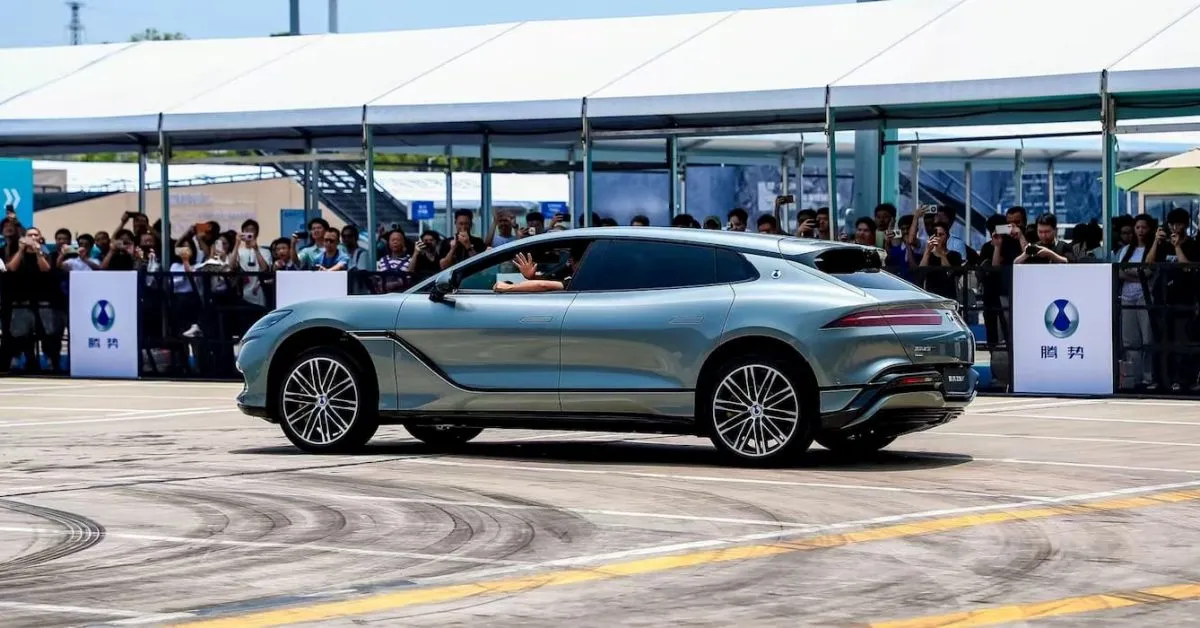 دينزا Z9 GT: أيقونة الفخامة الصينية تغزو الأسواق العالمية بقدرات خارقة
